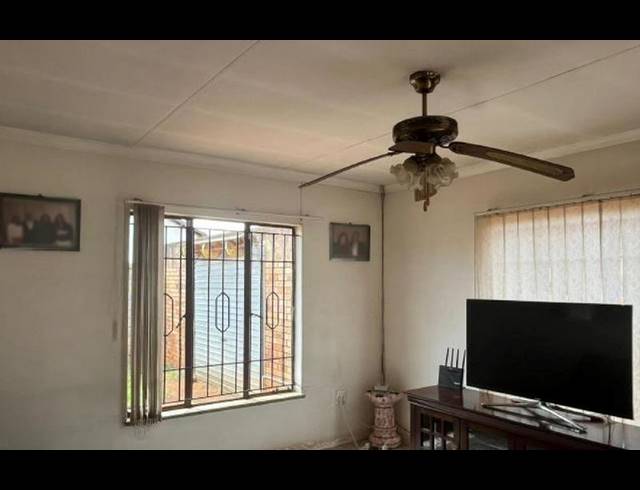 2 BEDROOM HOUSE FOR SALE IN LENASIA SOUTH